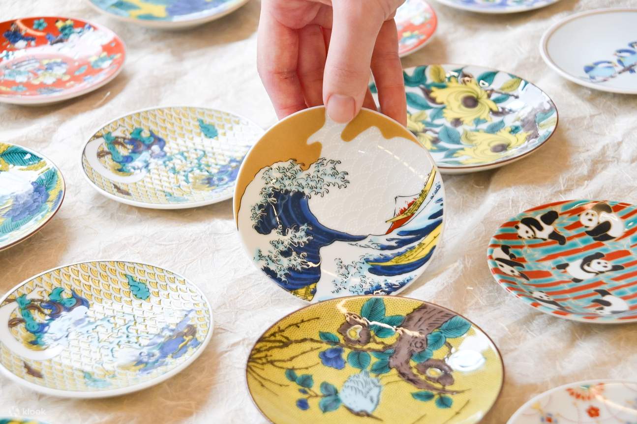 Chọn một chiếc đĩa nhỏ Kutani-yaki mà bạn yêu thích