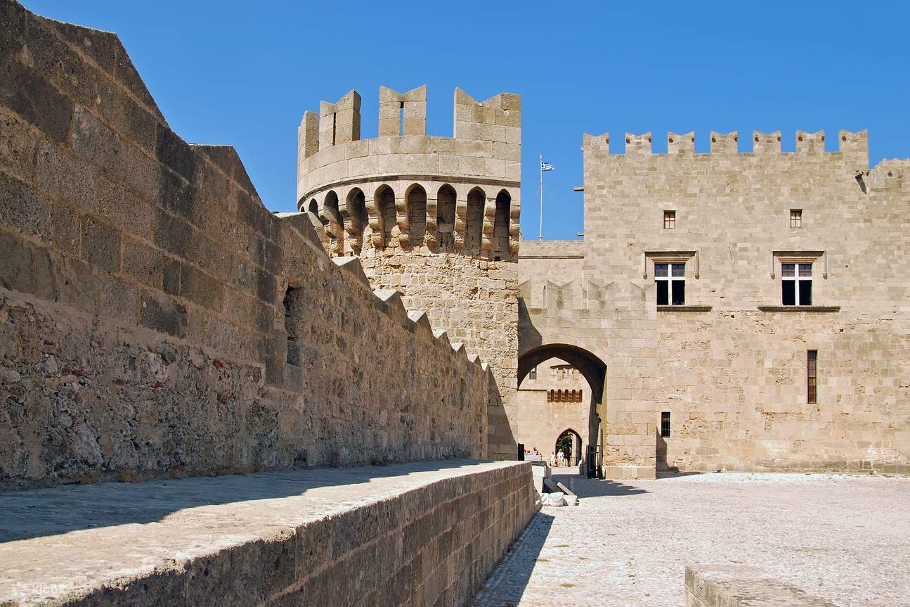 在烈日下参观马尔他大教长宫殿