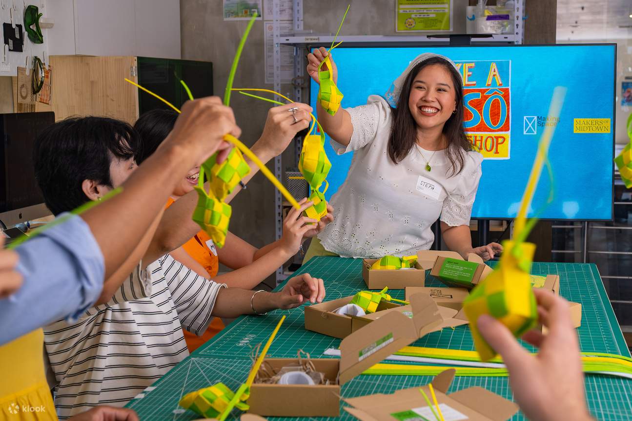 Pengajar menunjukkan puso yang telah siap bersama dengan pelajarnya