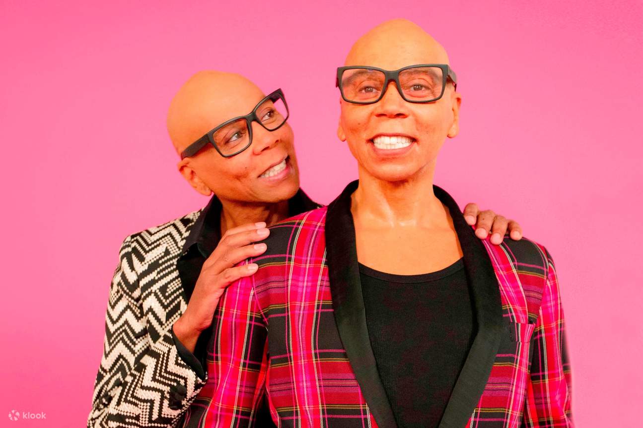 RuPaul siap menyambut Anda di Rainbow Runway di Madame Tussauds Las Vegas.
