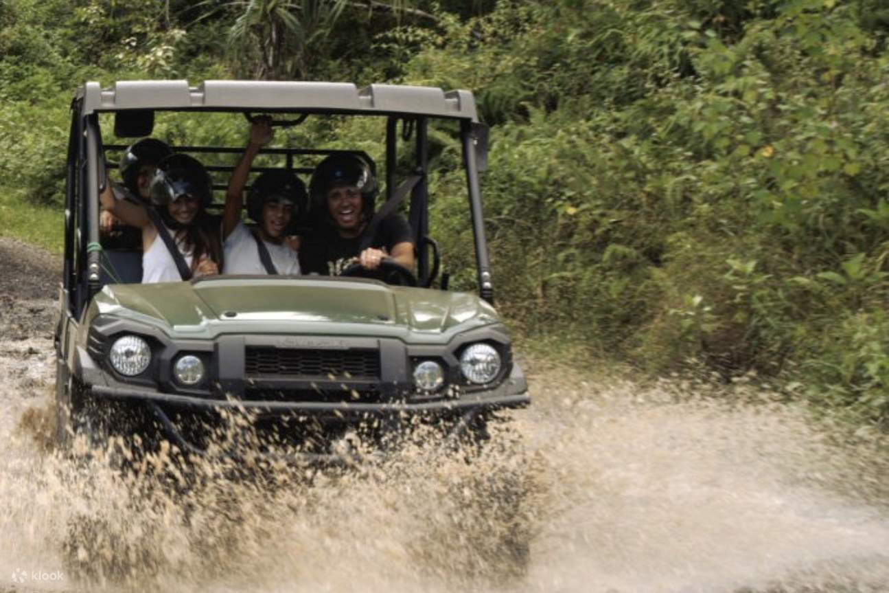 Kagumi pemandangan gunung sambil berkendara dengan UTV