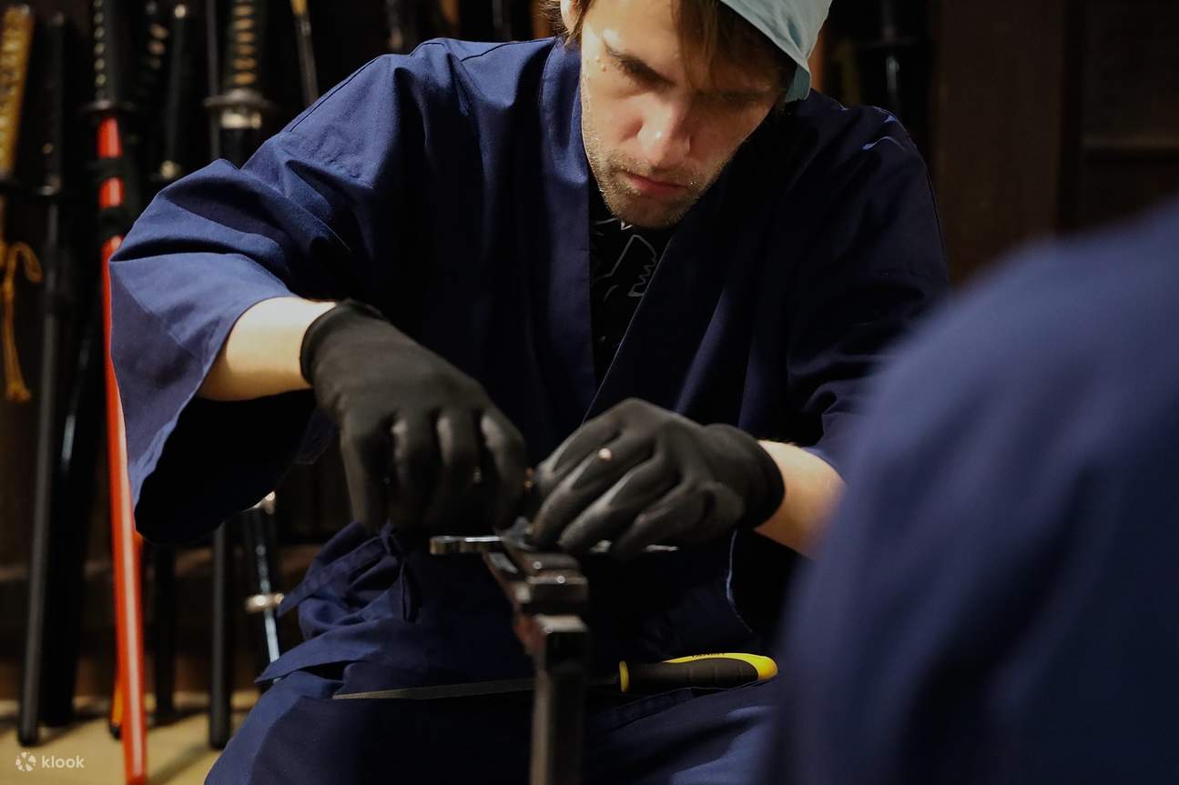 Ninja-Waffen-Herstellungskurs in einem historischen Herrenhaus