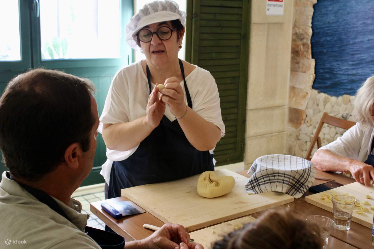 Cours de cuisine des Pouilles - Annamaria montre comment faire des orecchiette