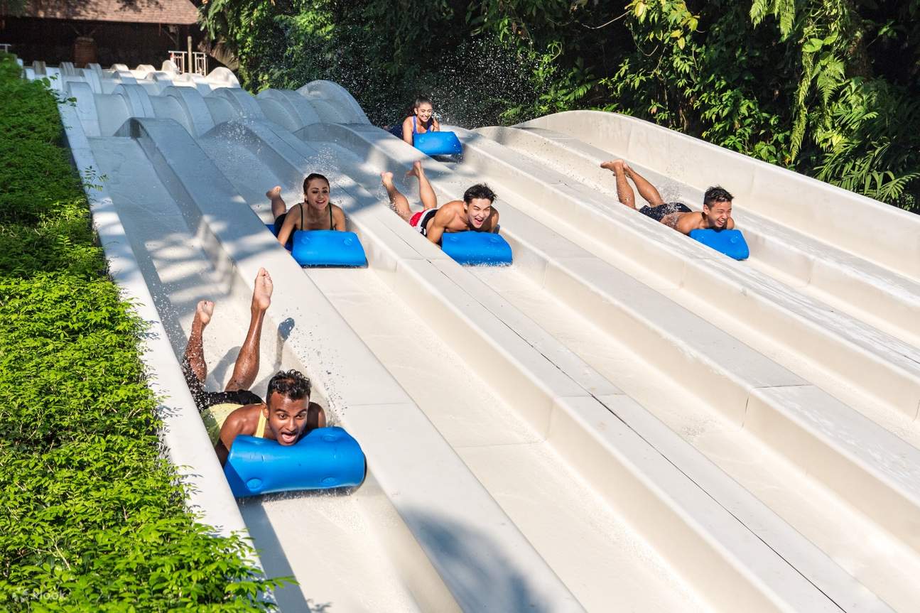 Des gens qui glissent sur une attraction à Sunway Lagoon