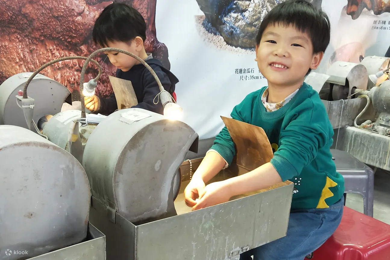 2个小孩制作玉石