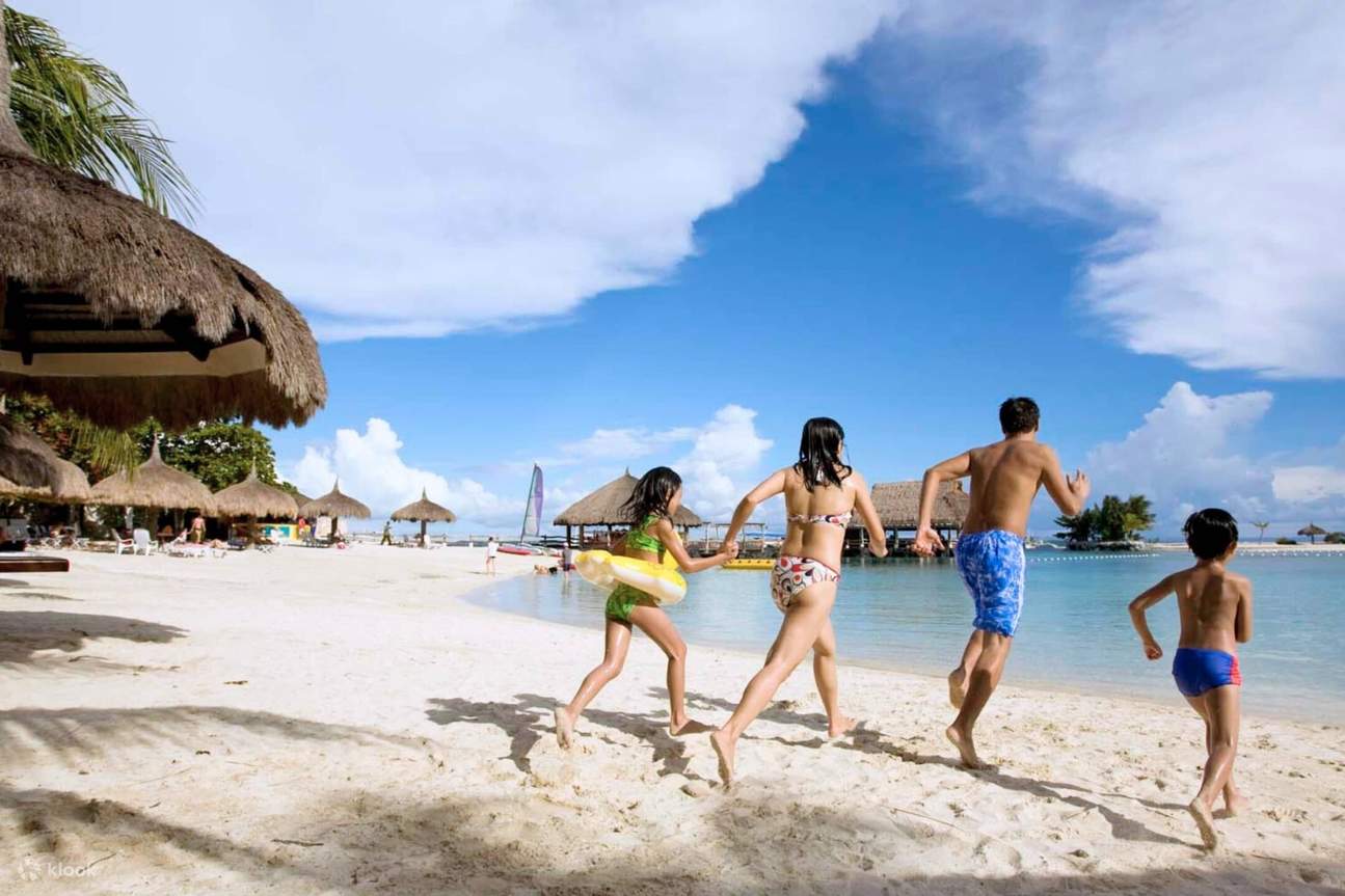 Familie macht sich bereit, den Strand am Bluewater Maribago zu genießen