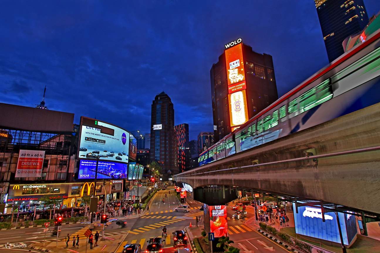 Suasana malam Kuala Lumpur — kota yang tidak pernah tidur dengan gemerlap lampu dari Bukit Bintang