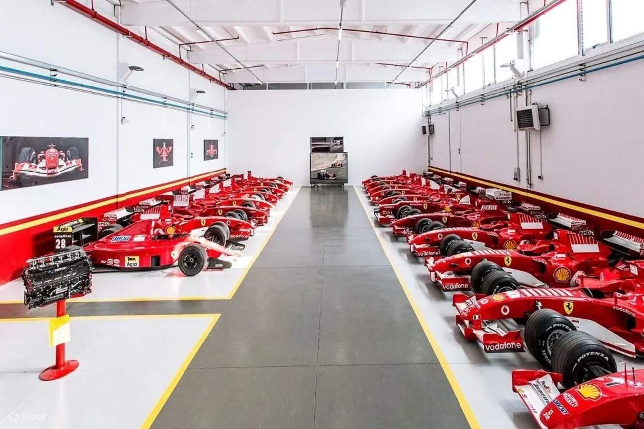 Ferraris in 2 Reihen geparkt