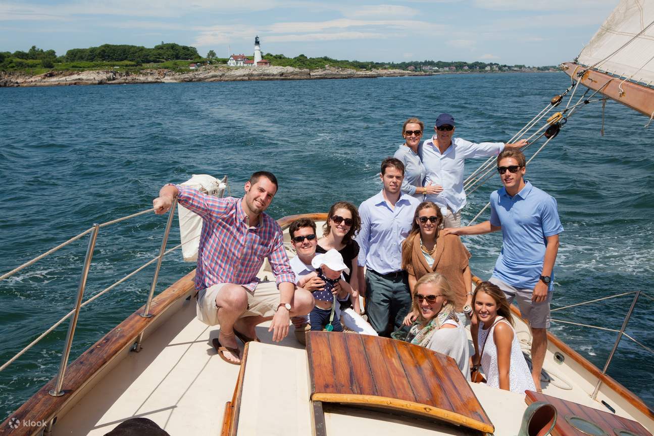 メイン州ポートランドの海岸沿いを巡る午後のウインドジャマークルーズ