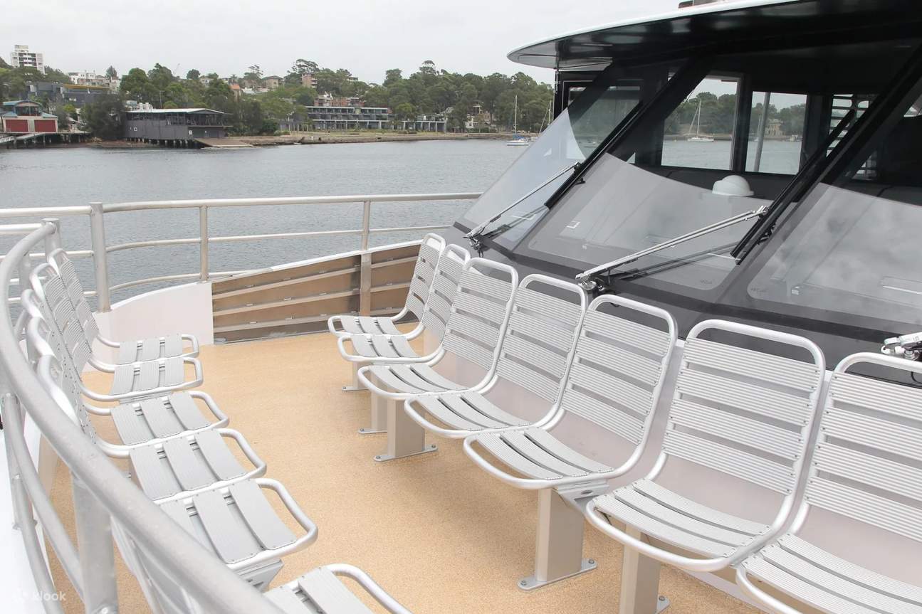 乘坐 Ocean Flyer 游轮，欣赏悉尼绚烂的烟花，迎接 2025 年