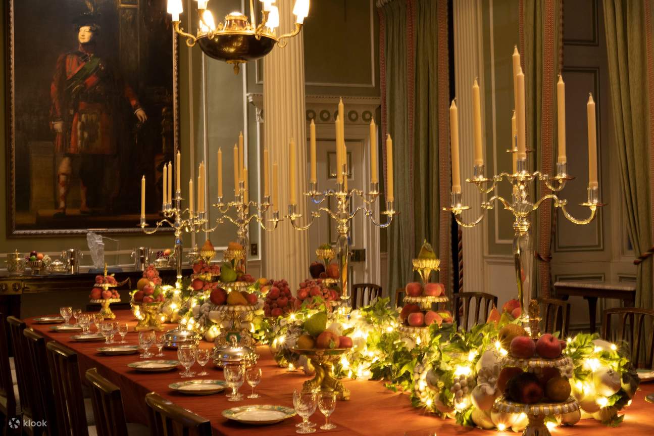 ロイヤル・ダイニング・ルームでクリスマスをお祝いしましょう。クリスマスの華やかさと王室のエレガンスが融合した空間です。
