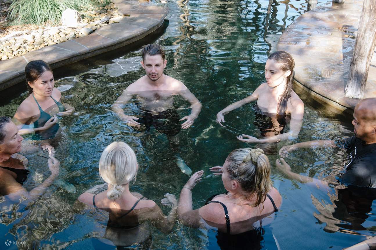 Расслабьтесь в успокаивающих минеральных водах Peninsula Hot Springs и освежитесь.
