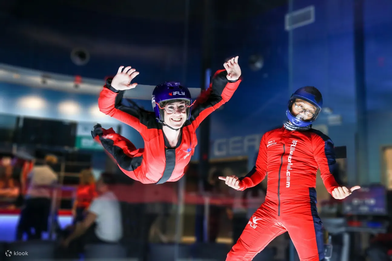 ifly 教练的女孩室内跳伞