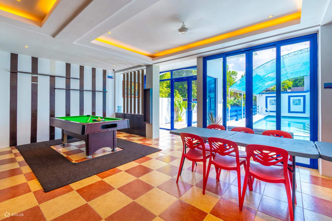 Una stanza con tavolo da pranzo e tavolo da biliardo, perfetta per una partita a biliardo
