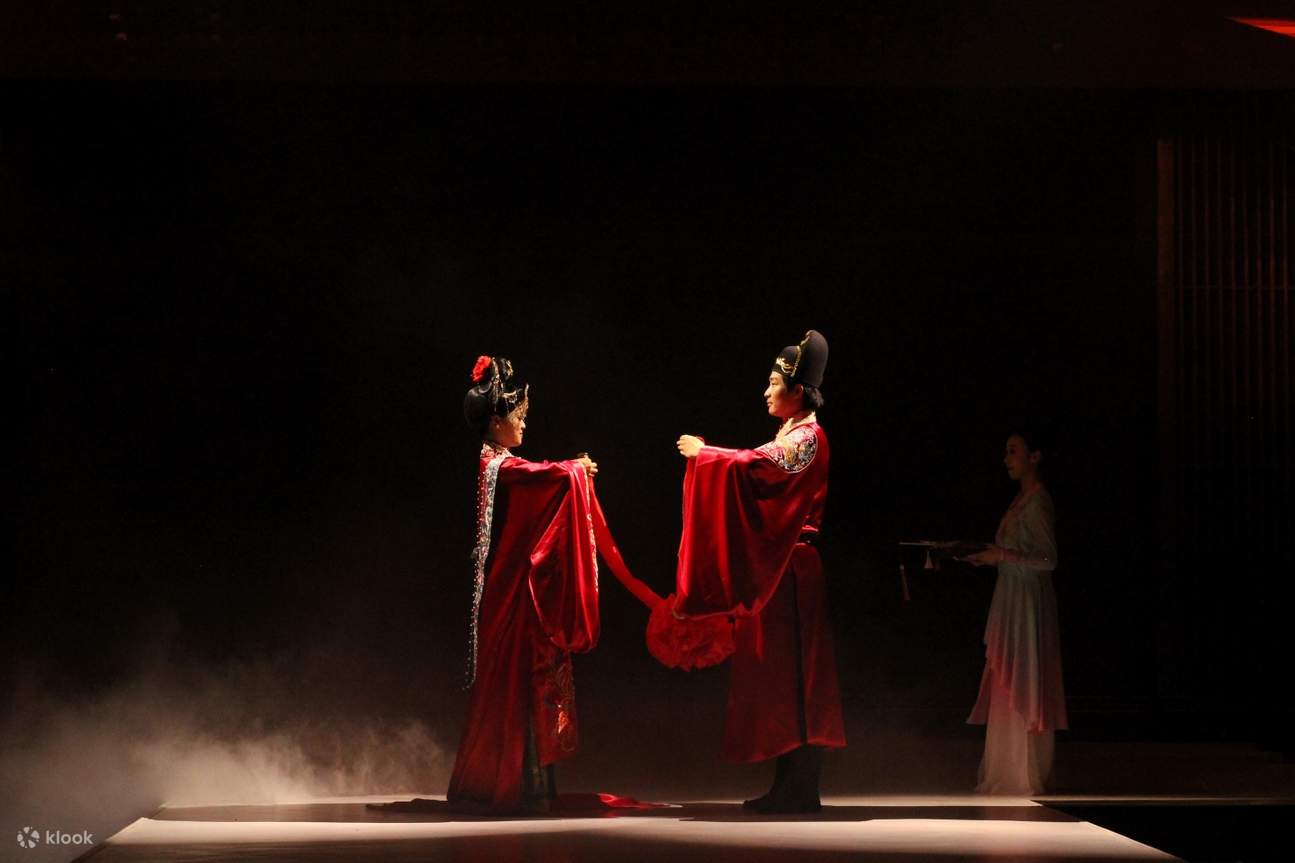 「一度食べたら忘れられない」宴会を選ぶなら、二十四宴は必ずその名が挙がるでしょう。食事、パフォーマンス、環境、着替え体験まで、隅々にまで工夫が凝らされており、「食事」を全方位的な感覚的な楽しみに変えています。