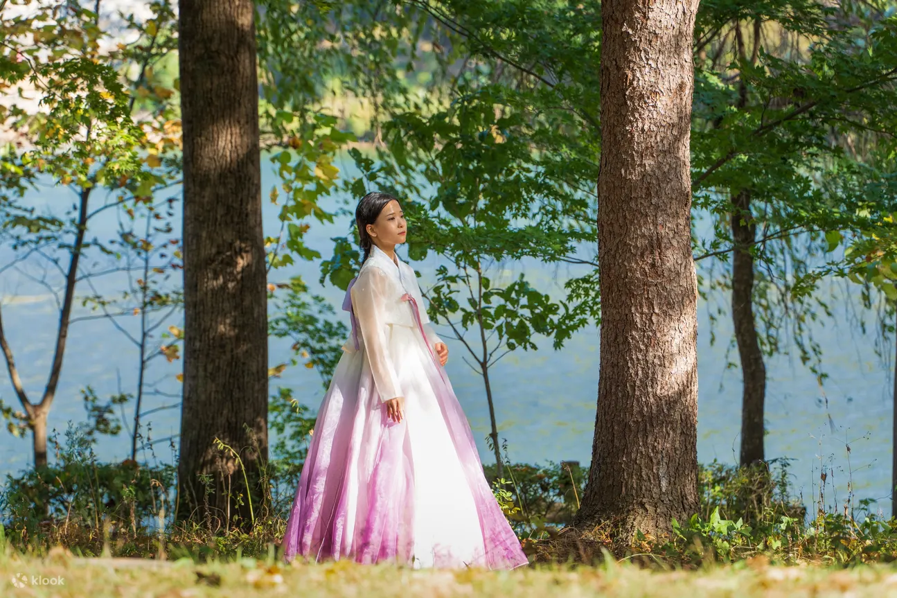 穿着韩服在南怡岛拍照，美得像童话里的场景