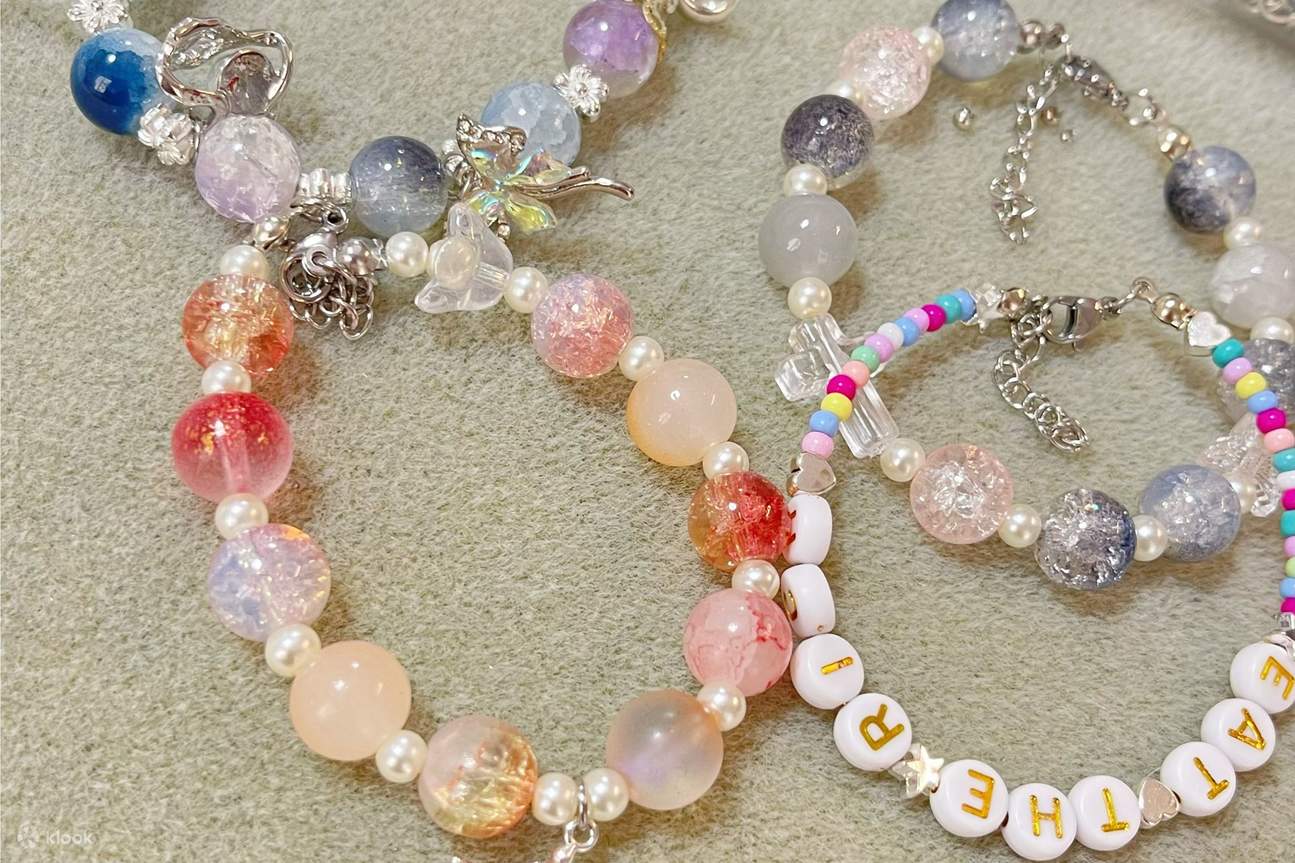 Thiết kế vòng tay độc đáo của riêng bạn với sự kết hợp của các hạt và charm đầy màu sắc. Hoàn hảo để thêm nét cá nhân vào phong cách của bạn hoặc làm quà tặng cho người đặc biệt!