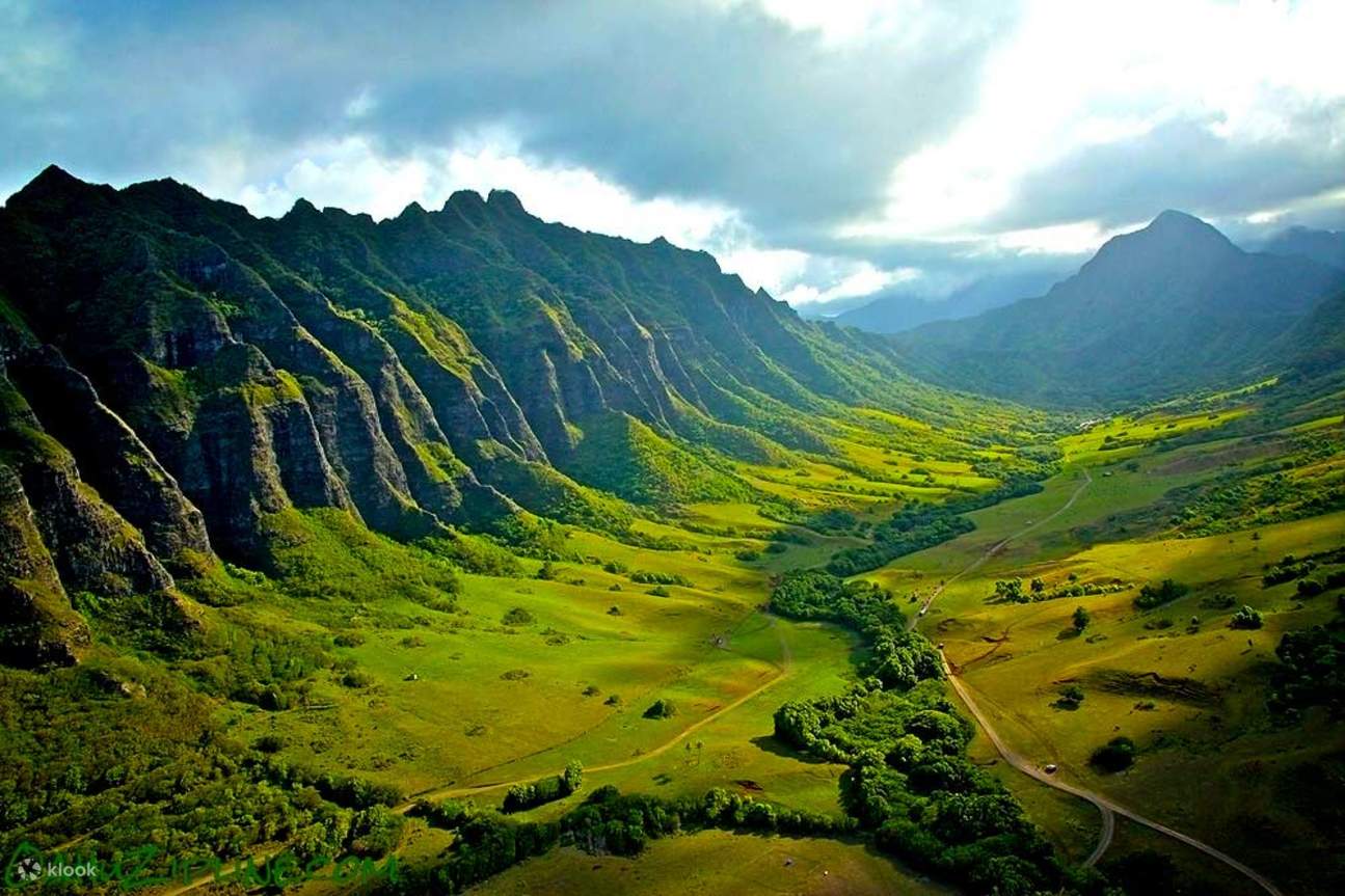 Laissez-vous séduire par la beauté des vallées montagneuses du Kualoa Ranch lors de votre exploration.