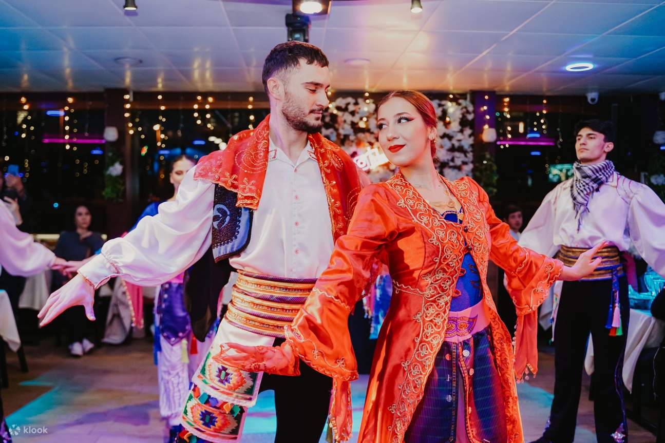 Đắm mình trong những nhịp điệu quyến rũ và năng lượng sôi động của điệu múa truyền thống Thổ Nhĩ Kỳ