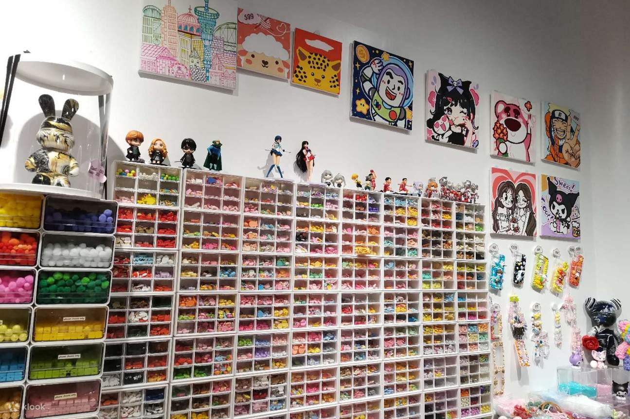 Bức tường chứa đầy các kệ trang trí, tranh vẽ và nhiều dự án DIY khác