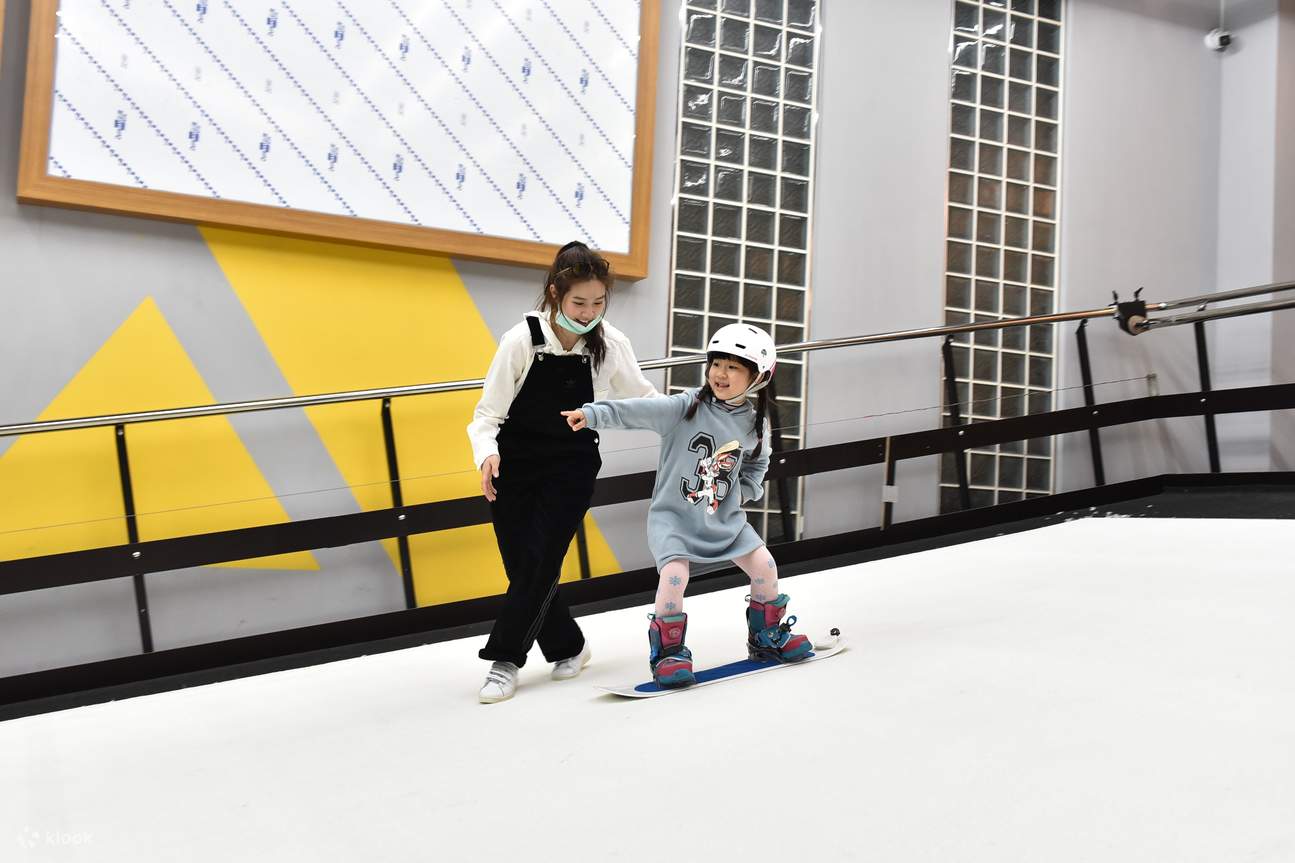 Xinzhuang, New Taipei｜Indoor-Skimaschinen-Erlebnis