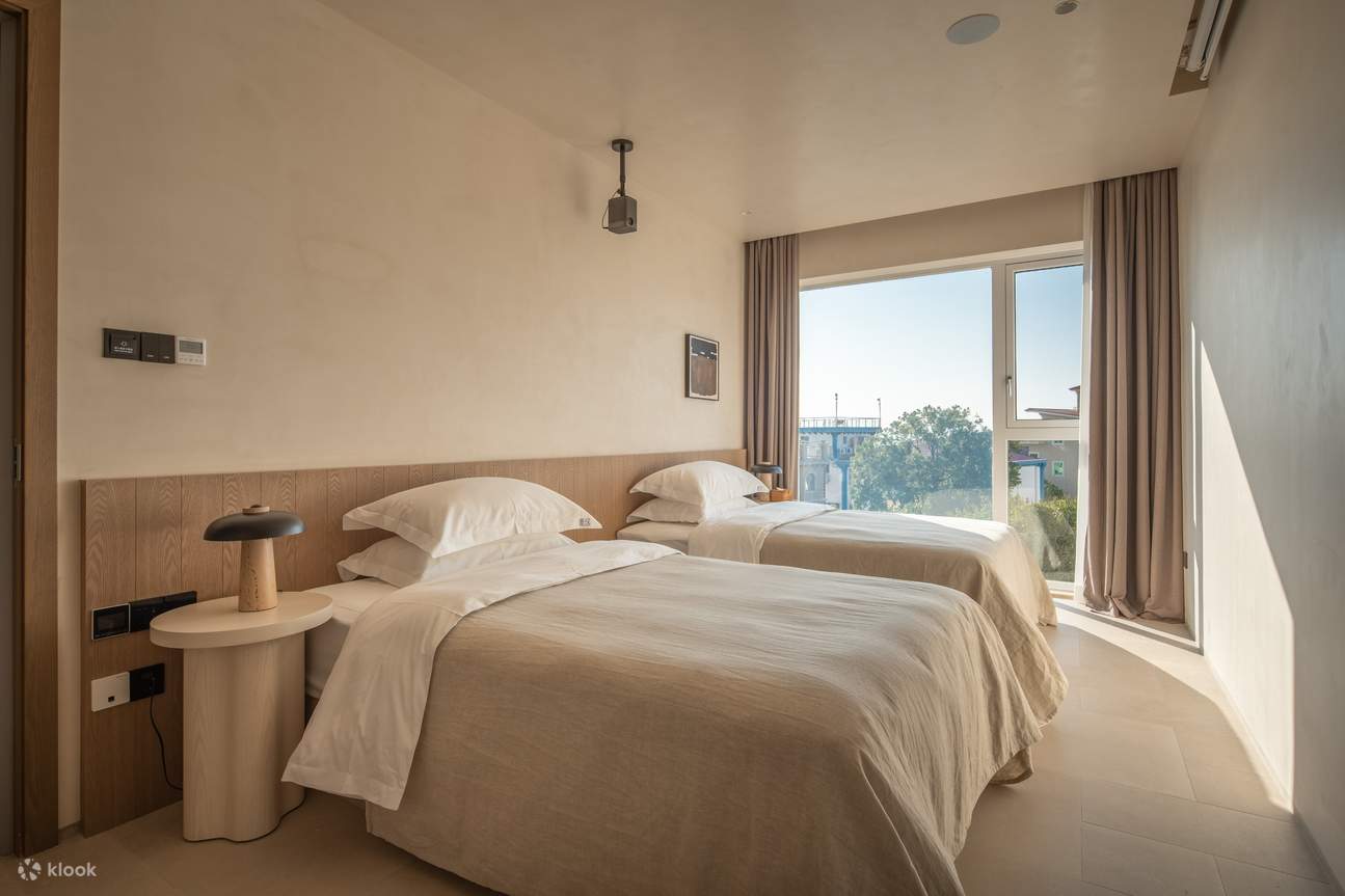 Bâtiment L · Chambre Lits Jumeaux - Vue Latérale sur Mer L206