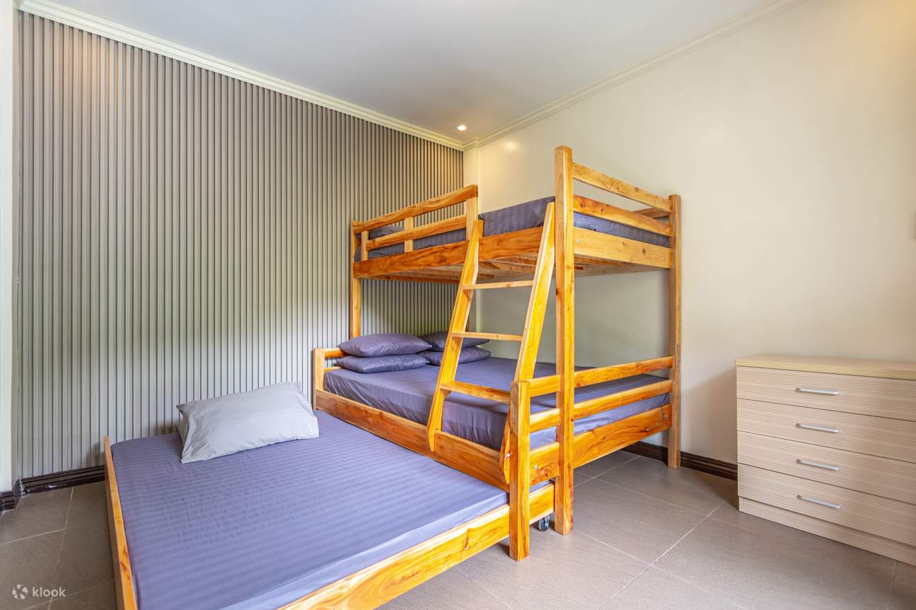 一间配有双层床和拉出式床的卧室