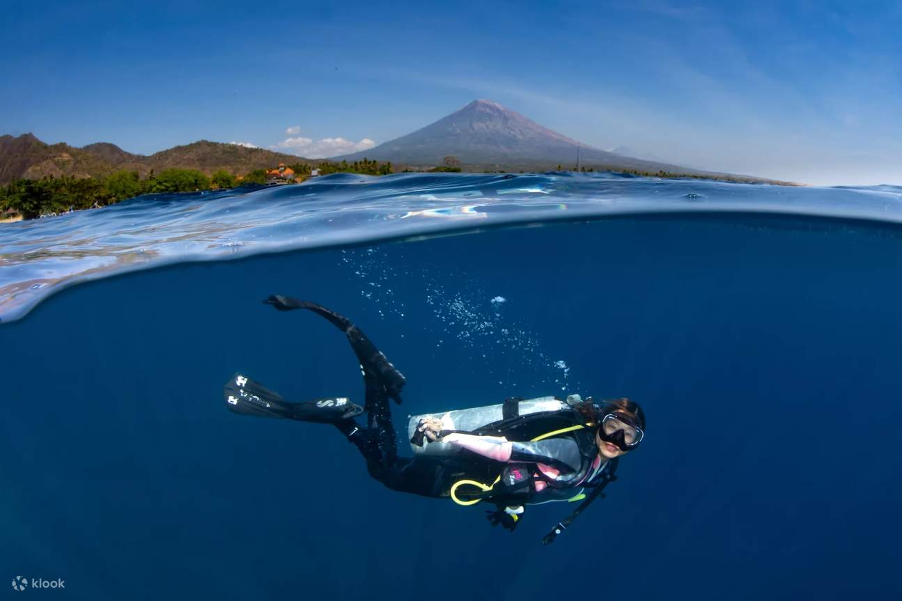 Mở khóa những điều kỳ diệu của thế giới dưới nước ở Bali với Discover Scuba Diving, khi bạn đắm mình vào thế giới đầy mê hoặc dưới những con sóng