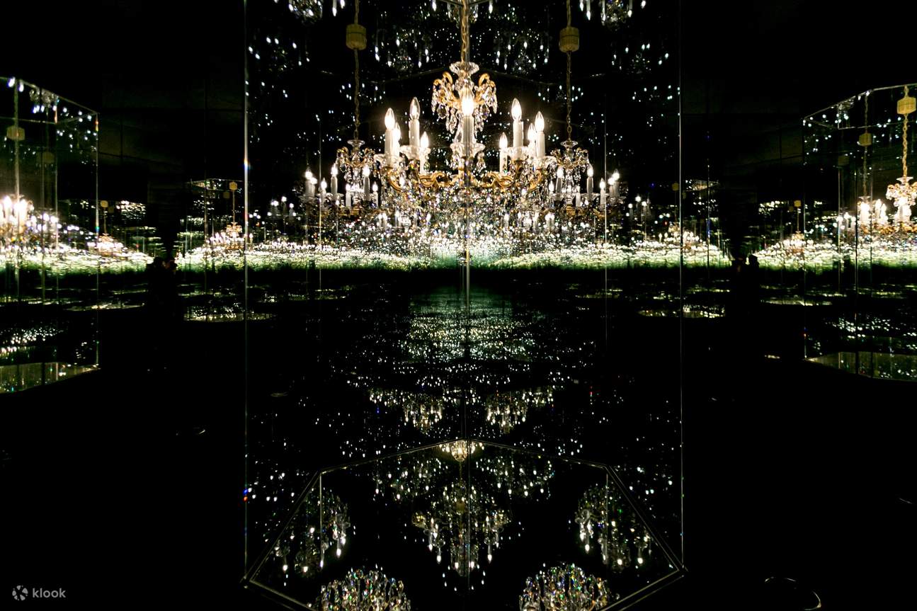 Погрузитесь в сюрреалистичный мир искусства, света и кристальных творений в Swarovski Crystal Worlds.