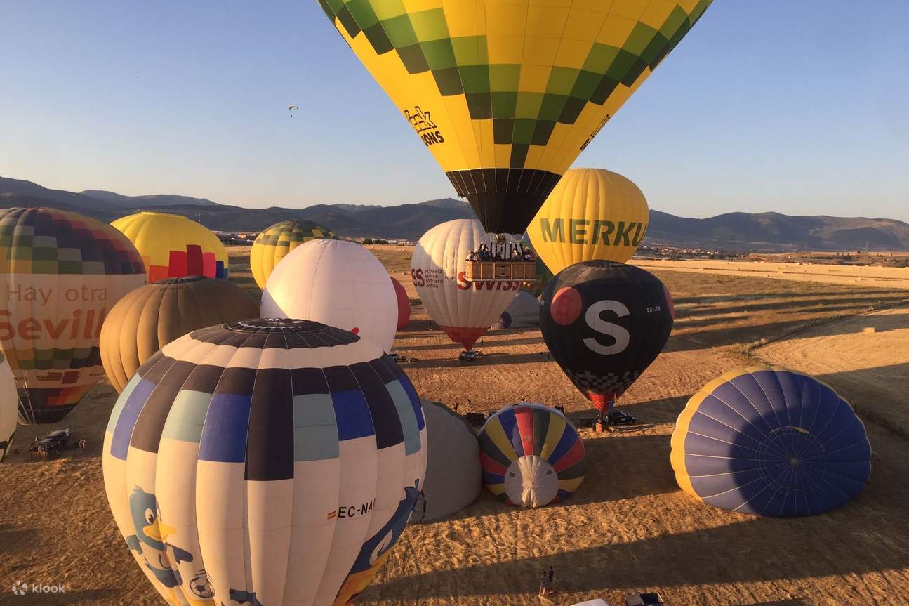 Globos aerostáticos llenan el campo, creando una exhibición vibrante y colorida