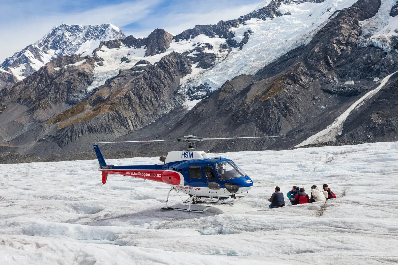 在塔斯曼冰川（Tasman Glacier）徒步 2 小时，然后乘坐直升机返回库克山机场