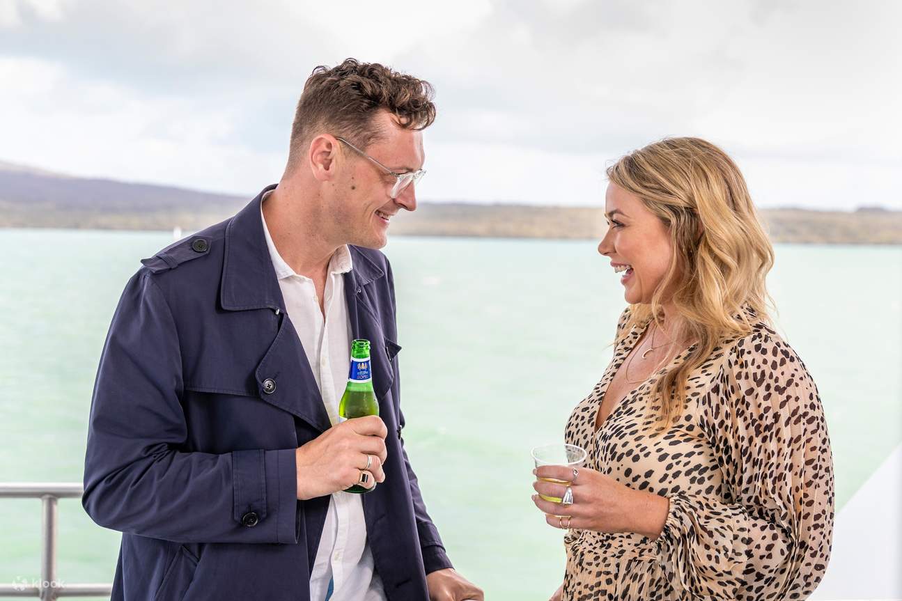 오클랜드의 스카이라인을 감상하며 시원한 바닷바람을 맞으며 특별한 시간을 보내세요.