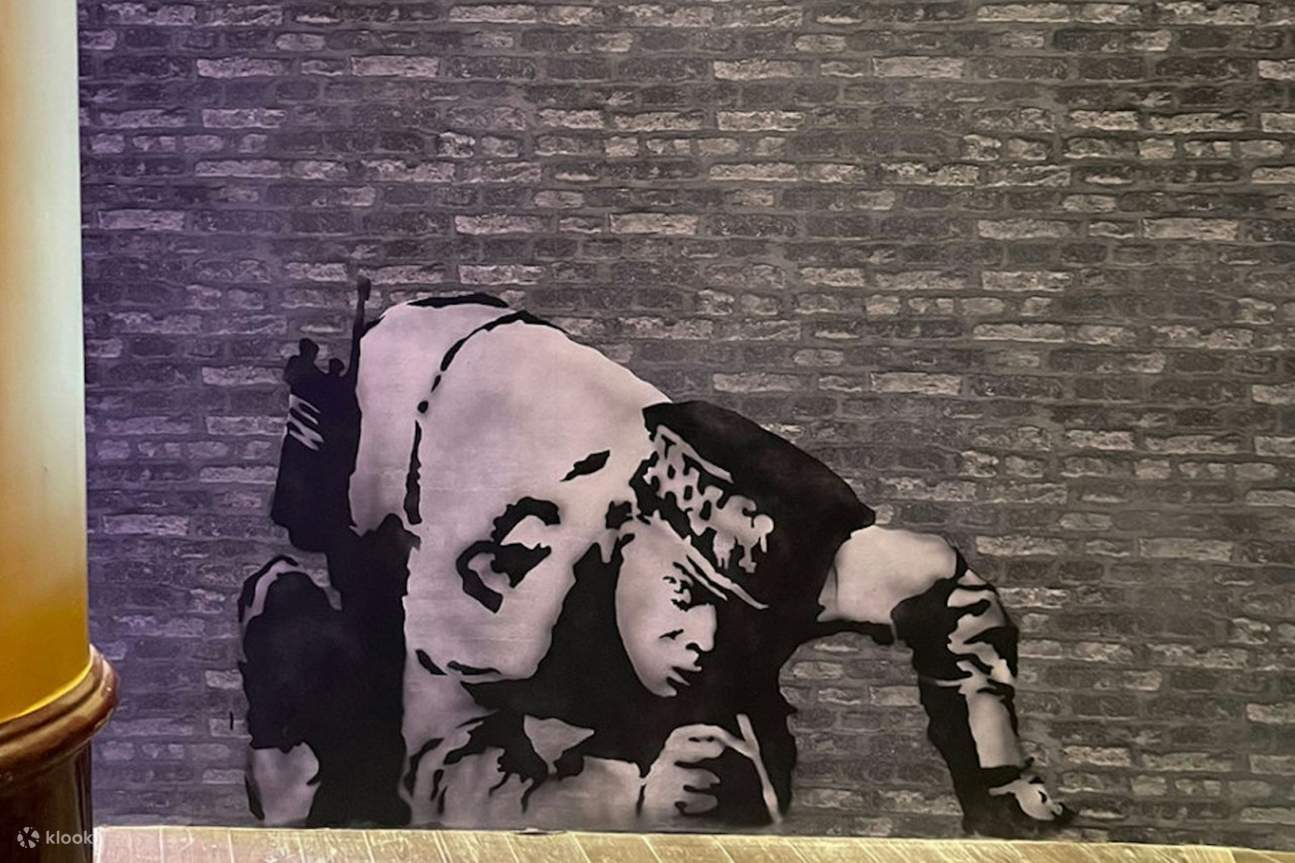 Una obra impactante de la exposición, que combina el estilo icónico de Banksy con nuevas perspectivas