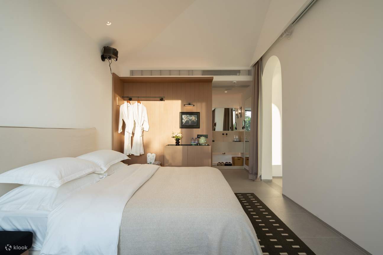 Dawn Cave Pool King Room