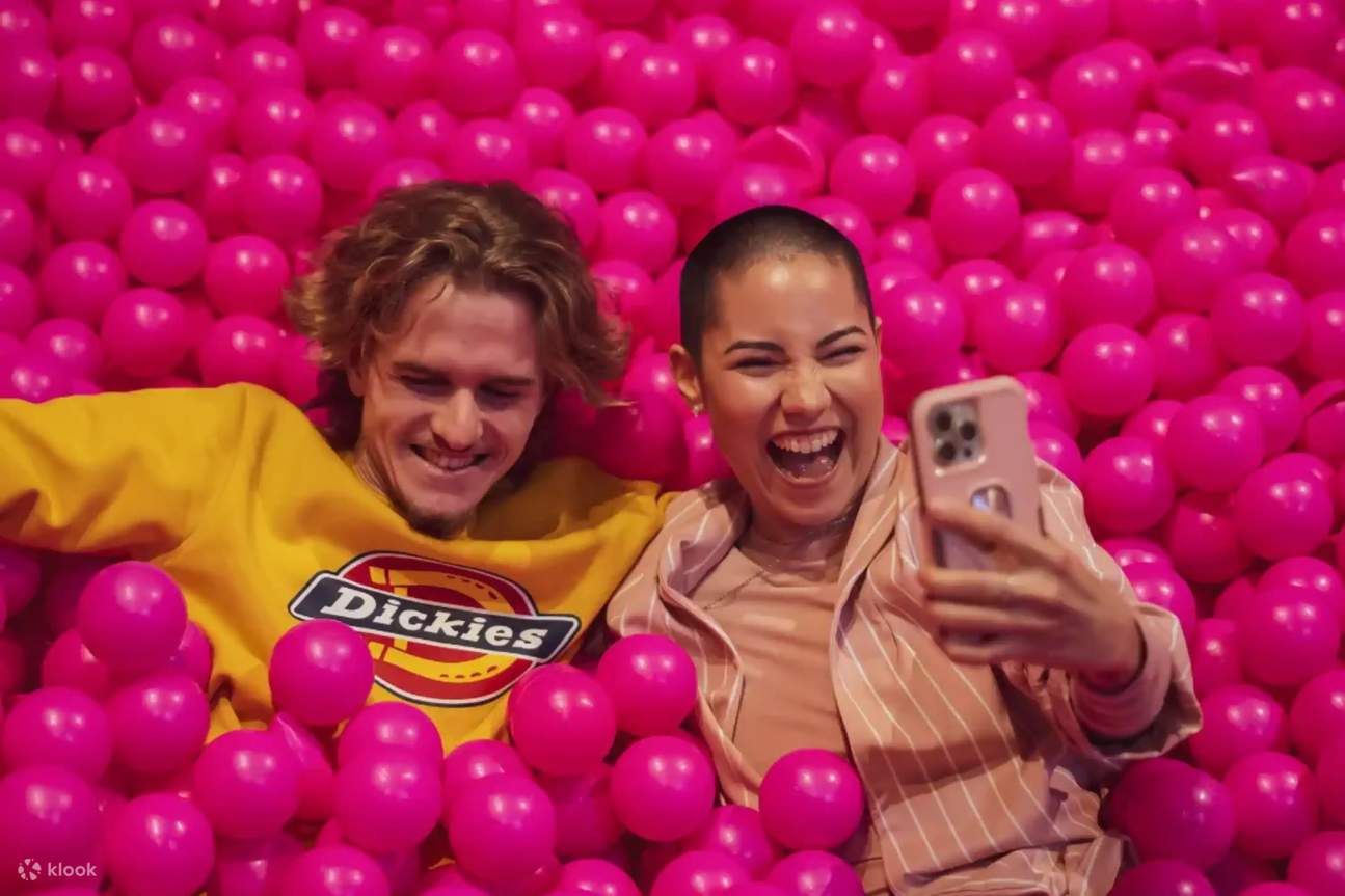 Selami kolam bola-bola merah muda dan rayakan sisi menyenangkan dari rose wine!