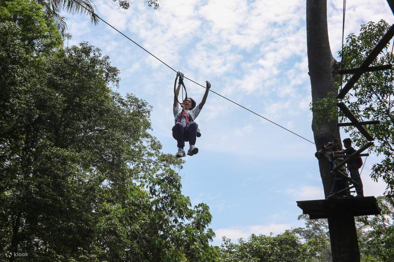 Phụ nữ đu dây zipline