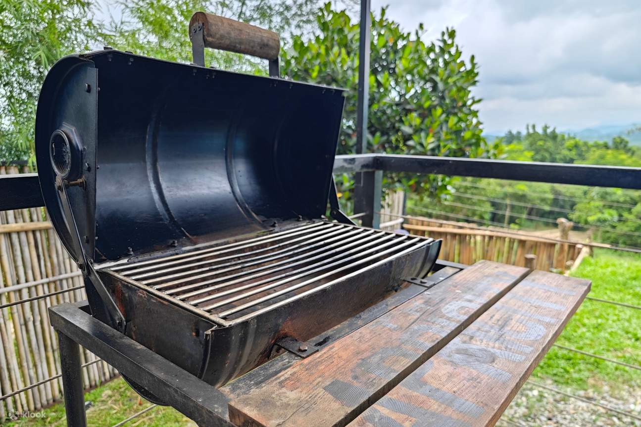 Черный уличный гриль