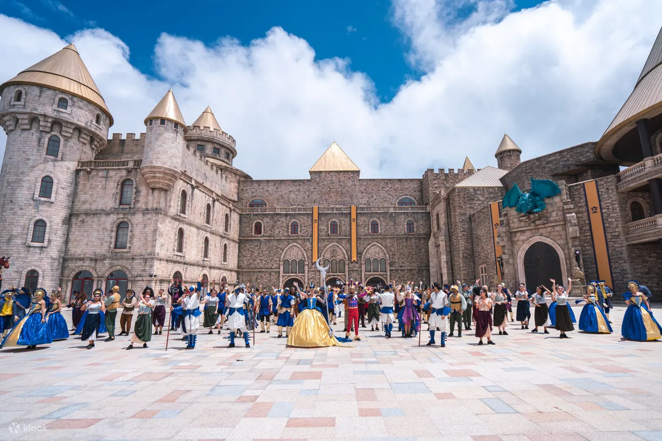 Lễ hội trang phục Làng Pháp