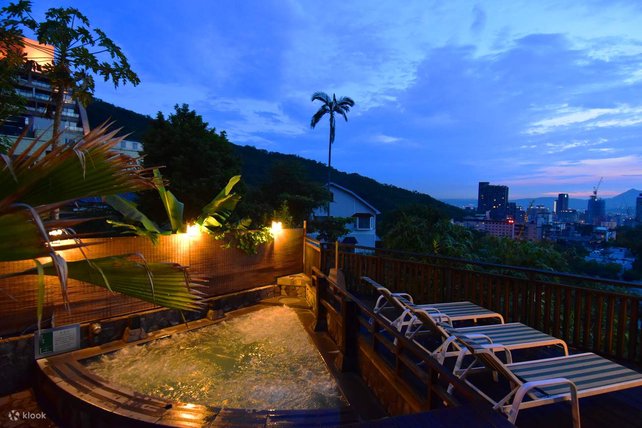 Pemandangan malam hari di Spring City Resort