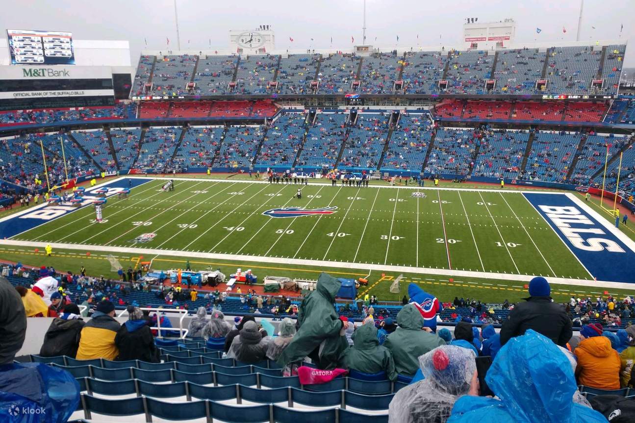 Seitliche Tribünenplätze auf der oberen Ebene mit umfassendem Blick auf das Spielfeld und die Stadionatmosphäre