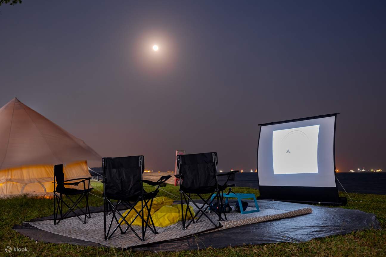 Projection de cinéma en salle pendant le glamping