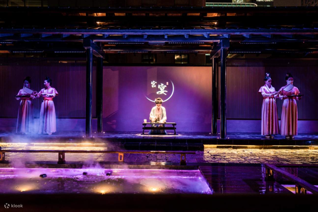 Umgeben von Feenstaub und bunten Lichtern fühlt man sich wie in einem Traumland. Dieses einzigartige Design bietet nicht nur visuellen Genuss, sondern schafft auch eine ruhige und private Essumgebung, in der man Speisen und Zeit ungestört genießen kann. 