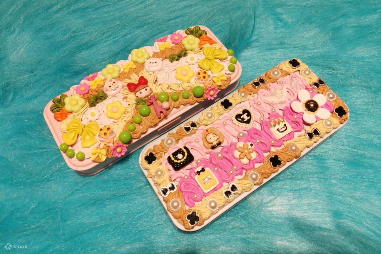 Vỏ điện thoại được cá nhân hóa với nhiều đồ trang trí khác nhau trên đó