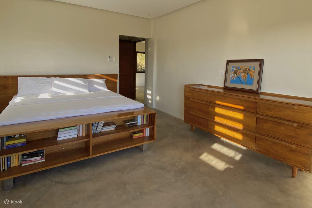 Phòng ngủ có ngăn kéo, giường và kệ ở cuối giường