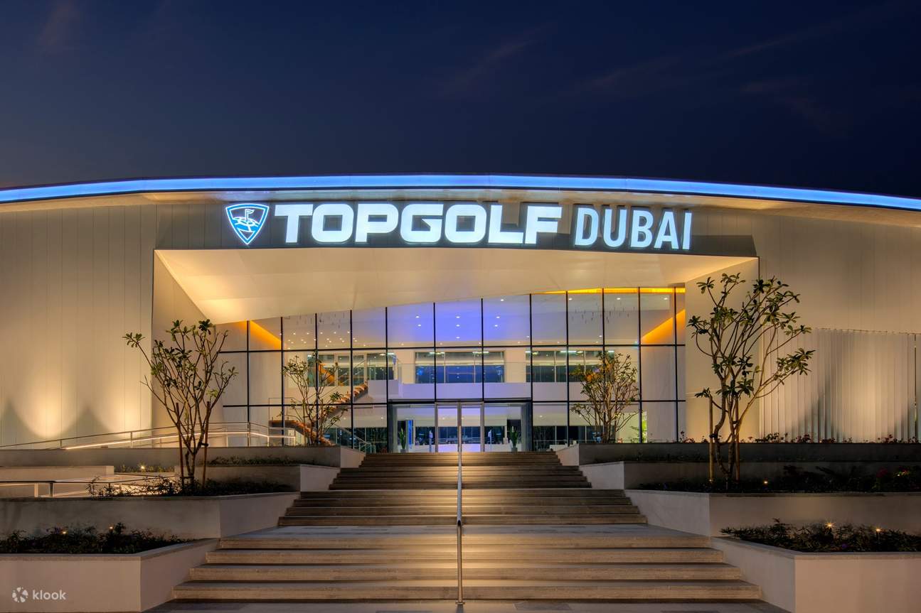 ライトアップされた夜のトップゴルフ ドバイ (Topgolf Dubai) のメインエントランス