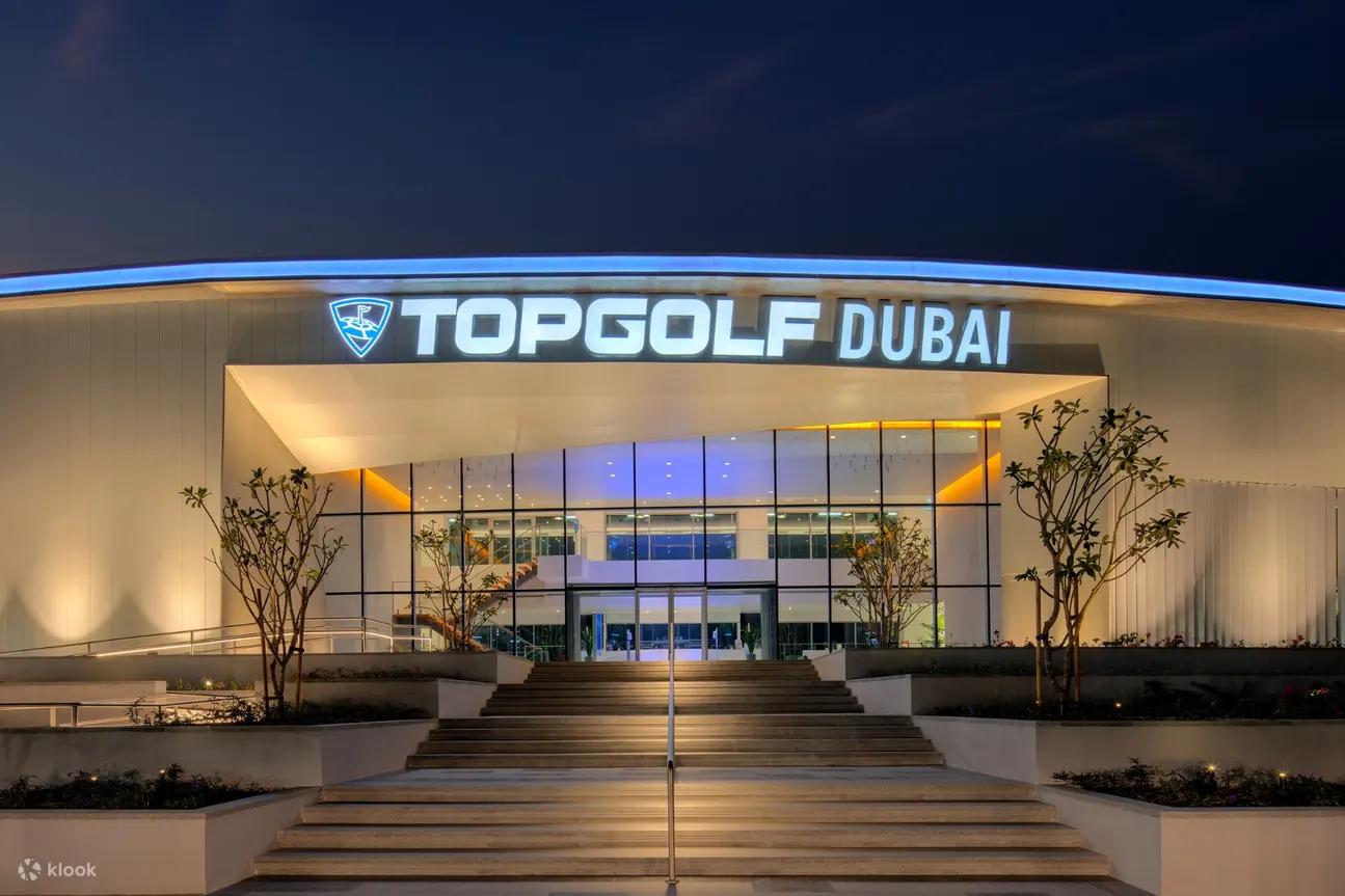 Topgolf Dubai 的主入口在夜间灯火通明