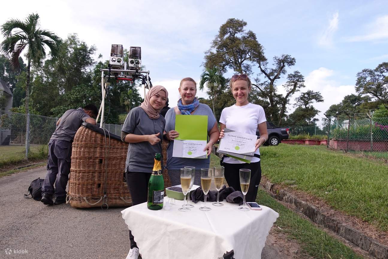 turistas y cesta de globo aerostático
