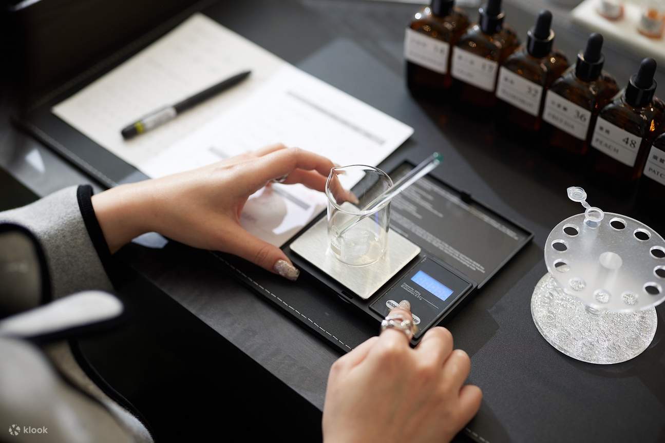Immersive DIY Perfume Blending Experience