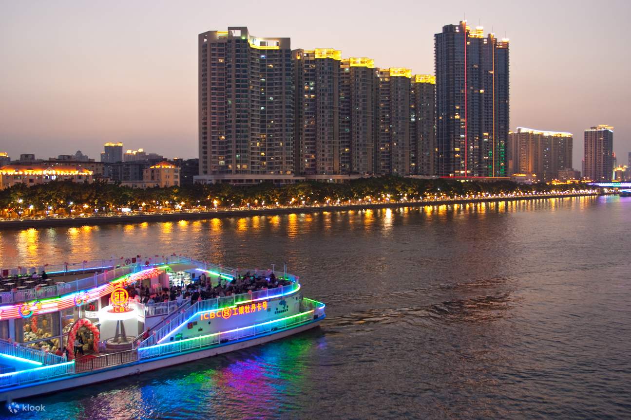 Du thuyền đêm trên sông Pearl ở Quảng Châu