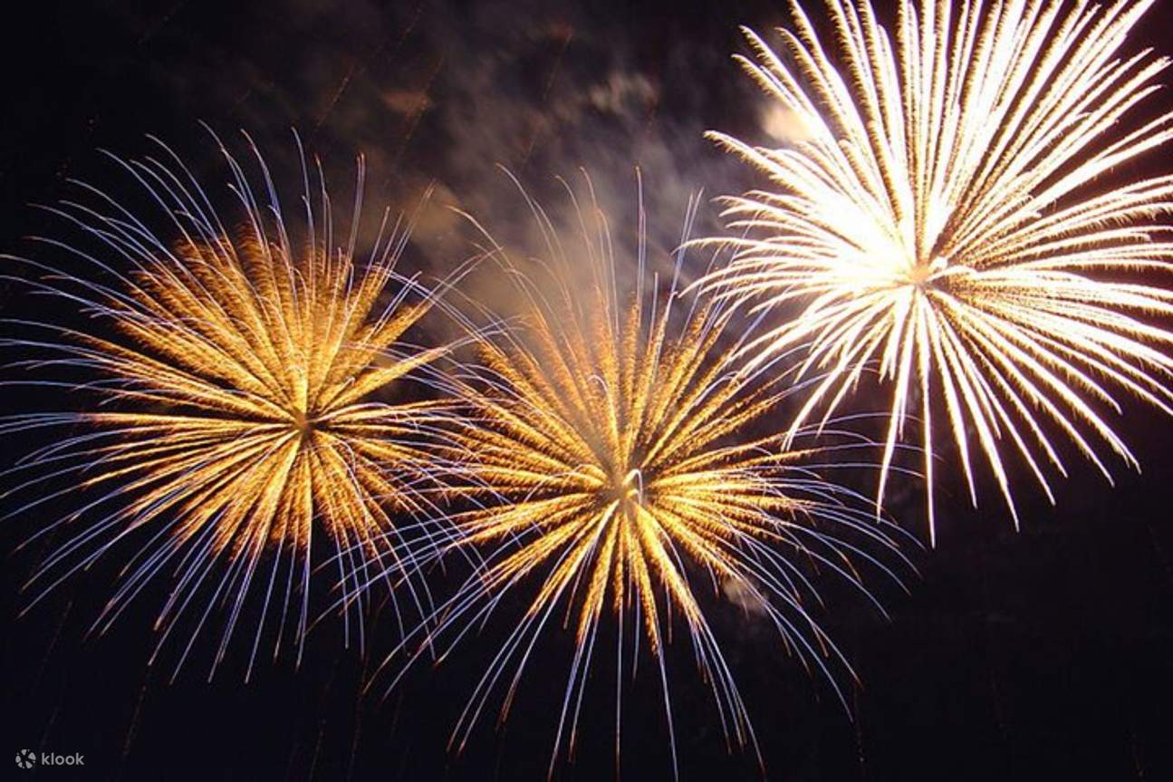 Pertunjukan kembang api yang tak terlupakan menerangi Waikiki dengan semburat warna yang memukau